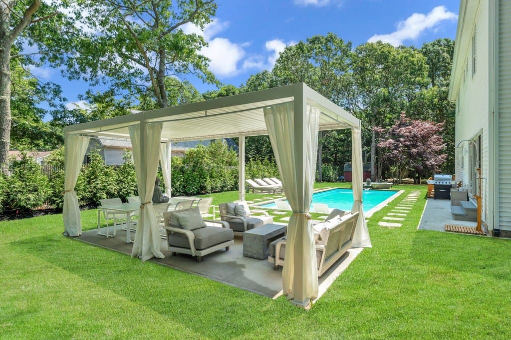 30 Hartley Blvd, East Hampton