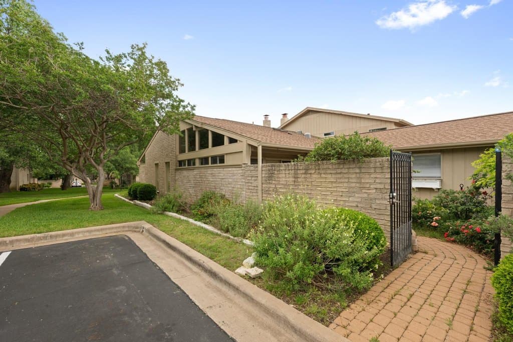 8107 Middle Ct, Austin