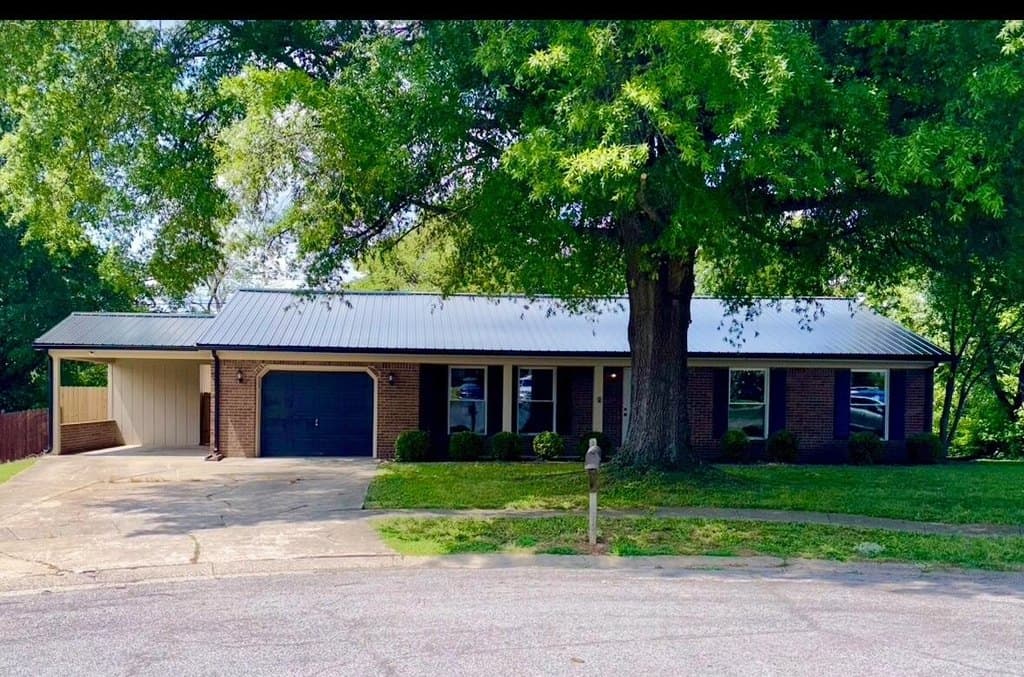 520 Berlin Dr, Versailles