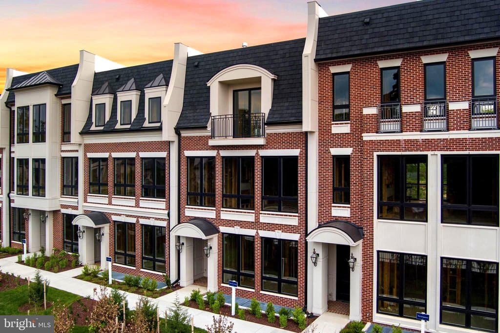 7047 Liberty Ln Unit 32, McLean