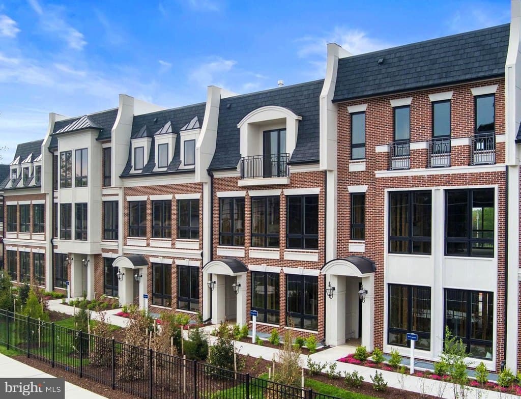 7043 Liberty Ln, McLean