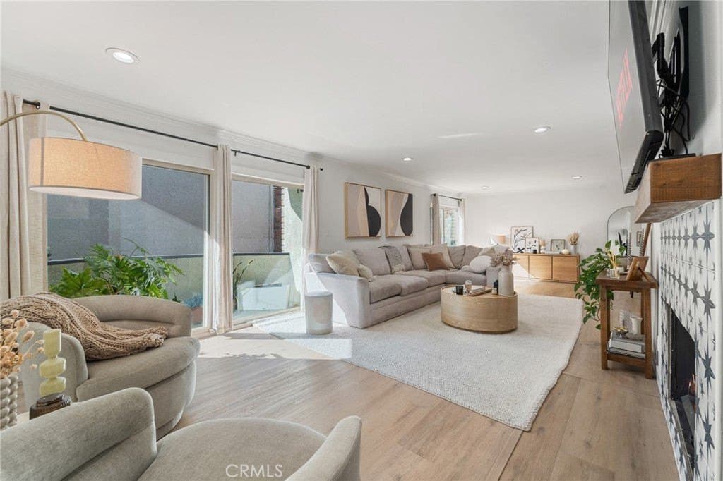 5440 Lindley Ave Unit 201, Encino