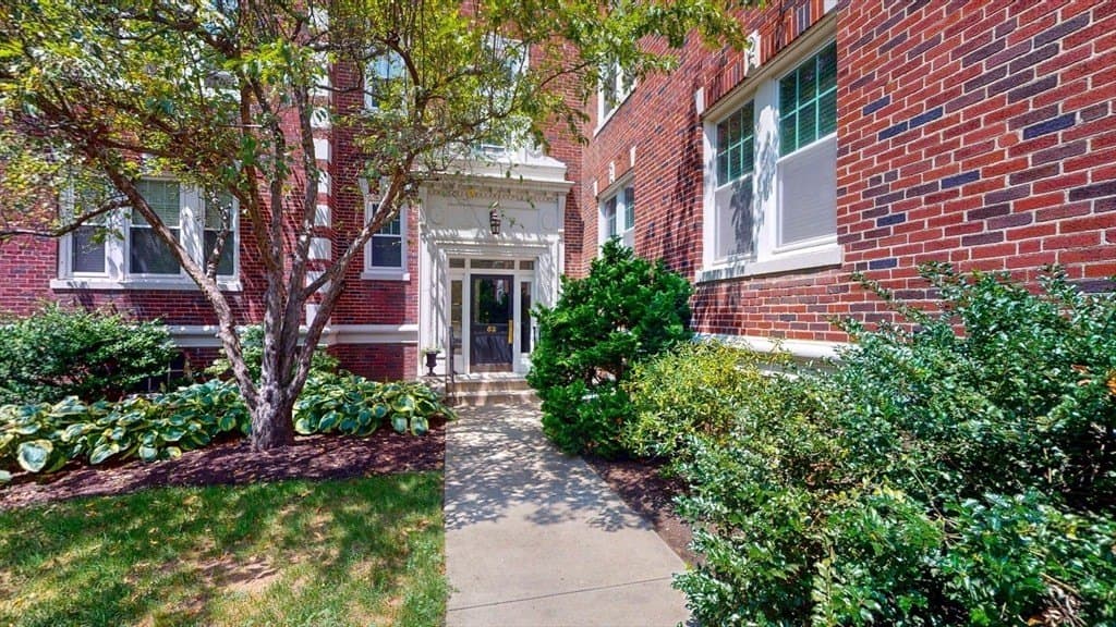 52 Babcock St Apt 1, Brookline