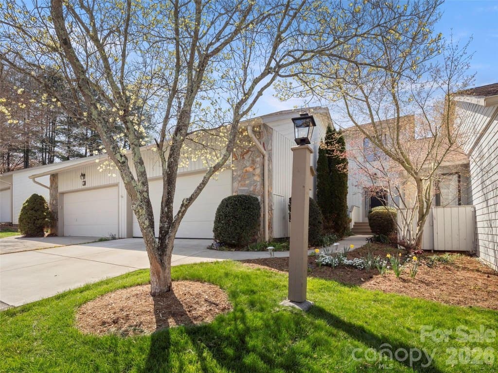 141 Deerlake Dr, Asheville