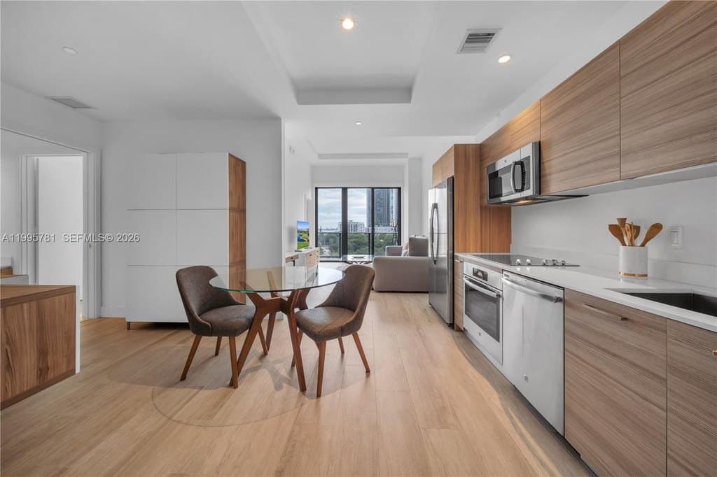 121 NE 34th St Unit L606