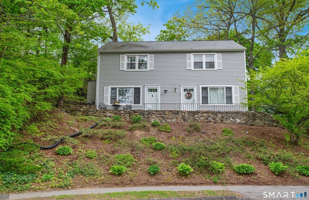 32 E Hills Dr Unit 32, New Canaan