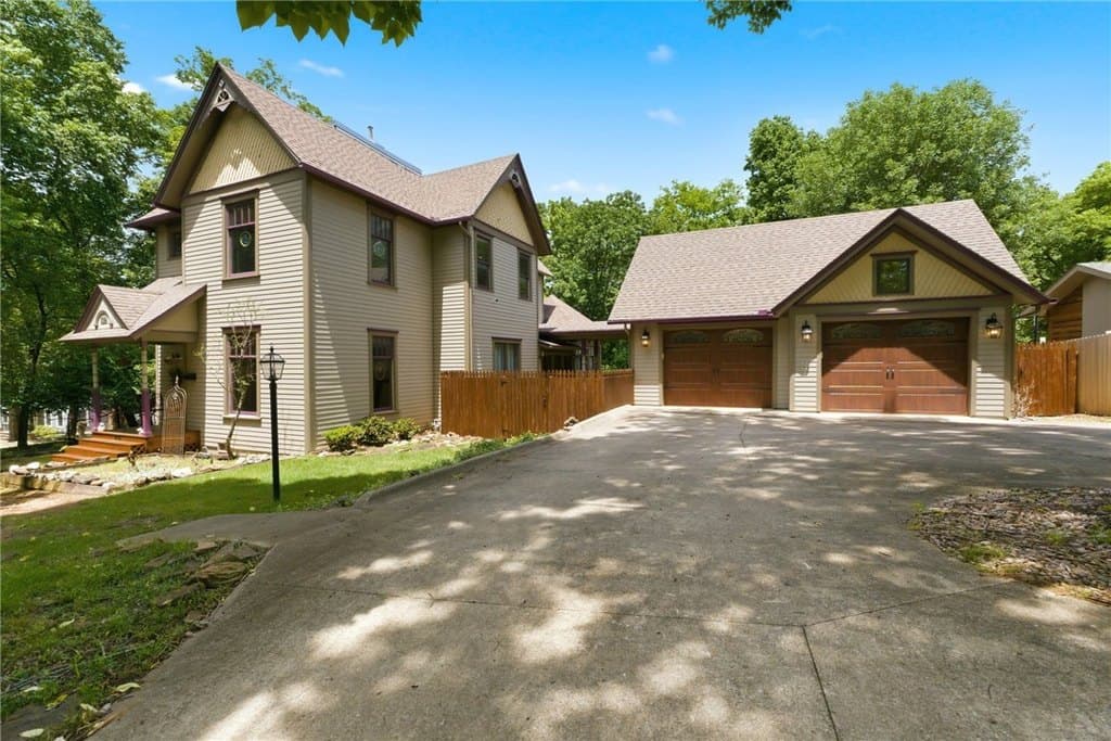 402 E Spring St, Fayetteville