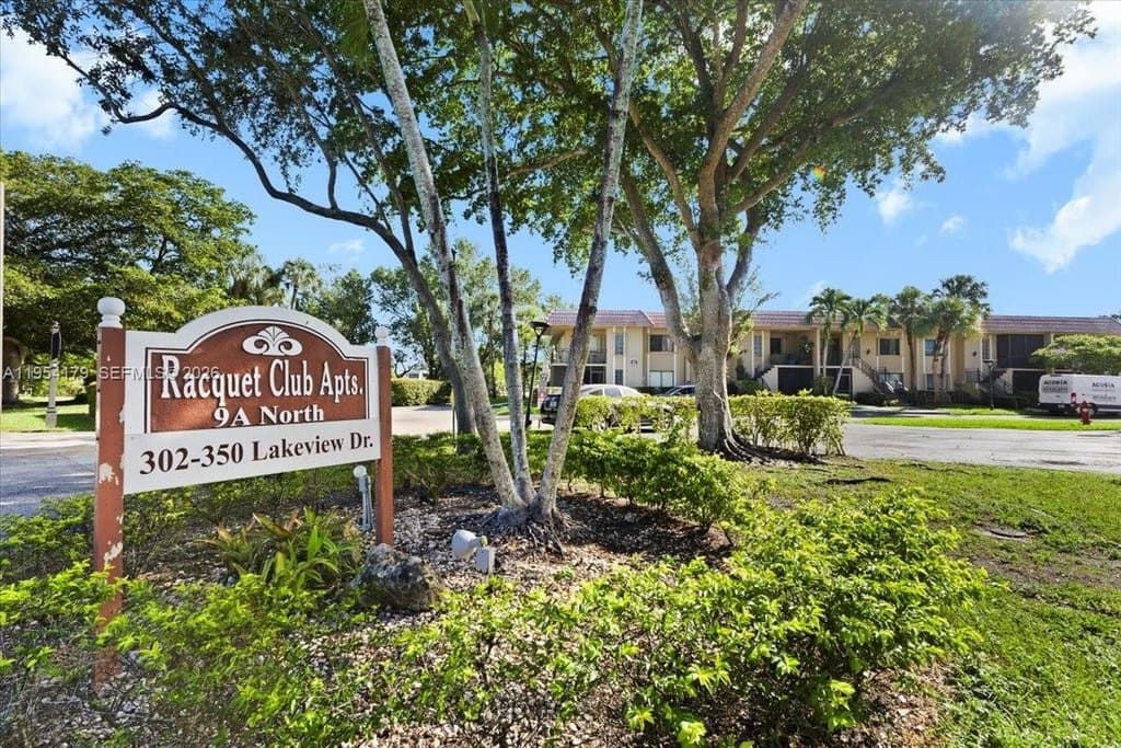 302 Lakeview Dr Apt 203, Weston