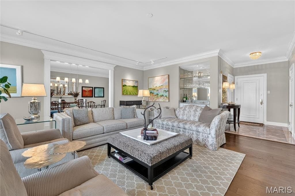 816 S Hanley Rd Apt 9C, Clayton