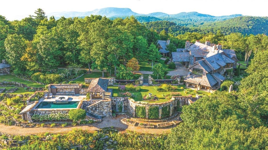 581 Sagee Woods Dr, Highlands