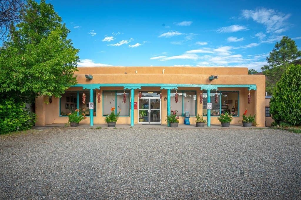 114 Dona Luz, Taos