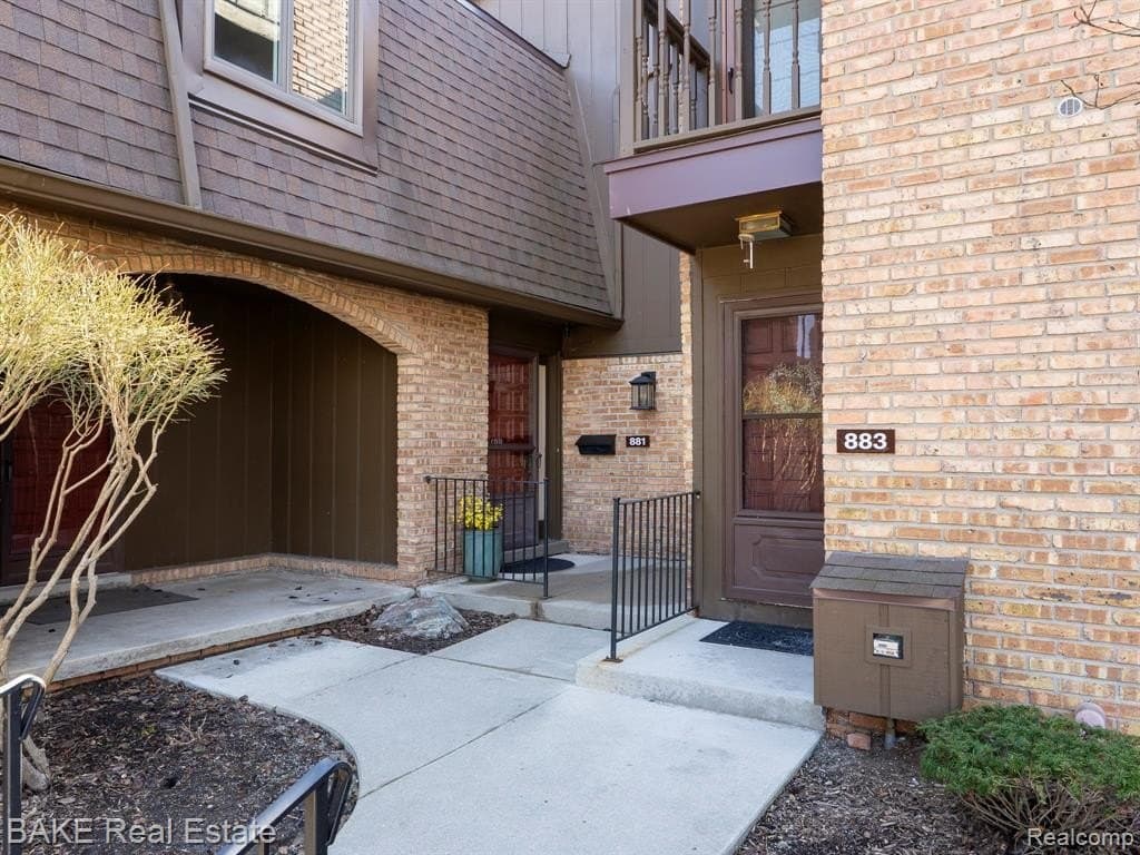 881 Greenhills Dr, Ann Arbor