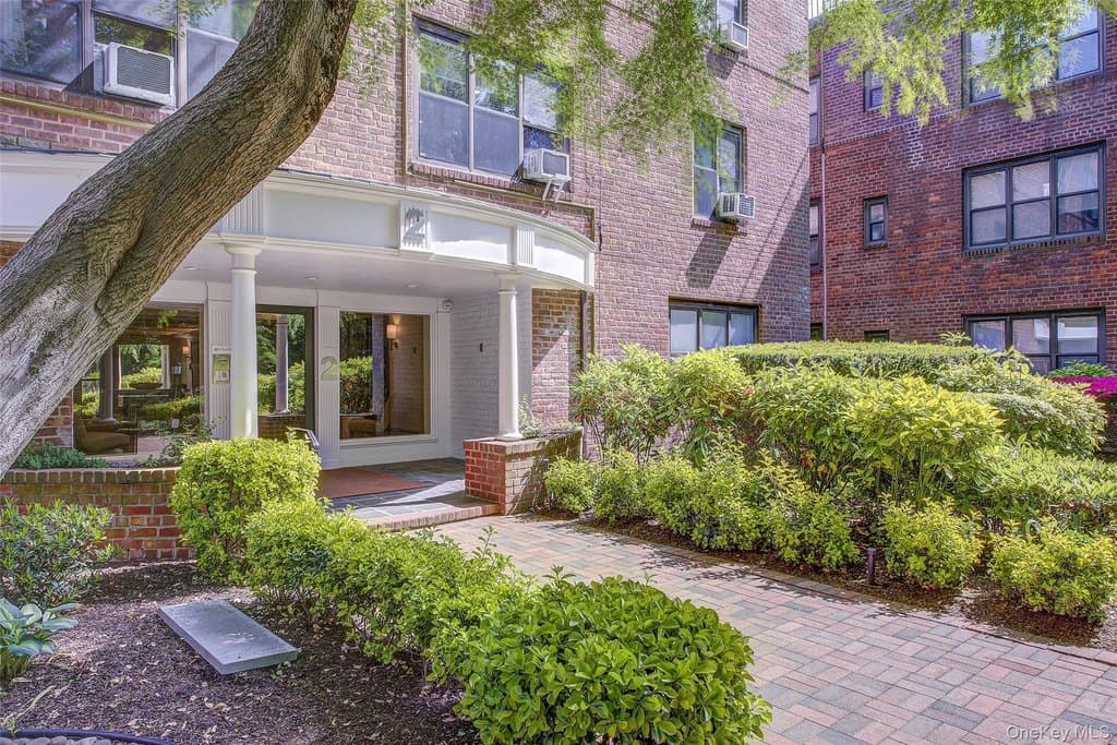 2 Town House Pl Apt 2H, Great Neck