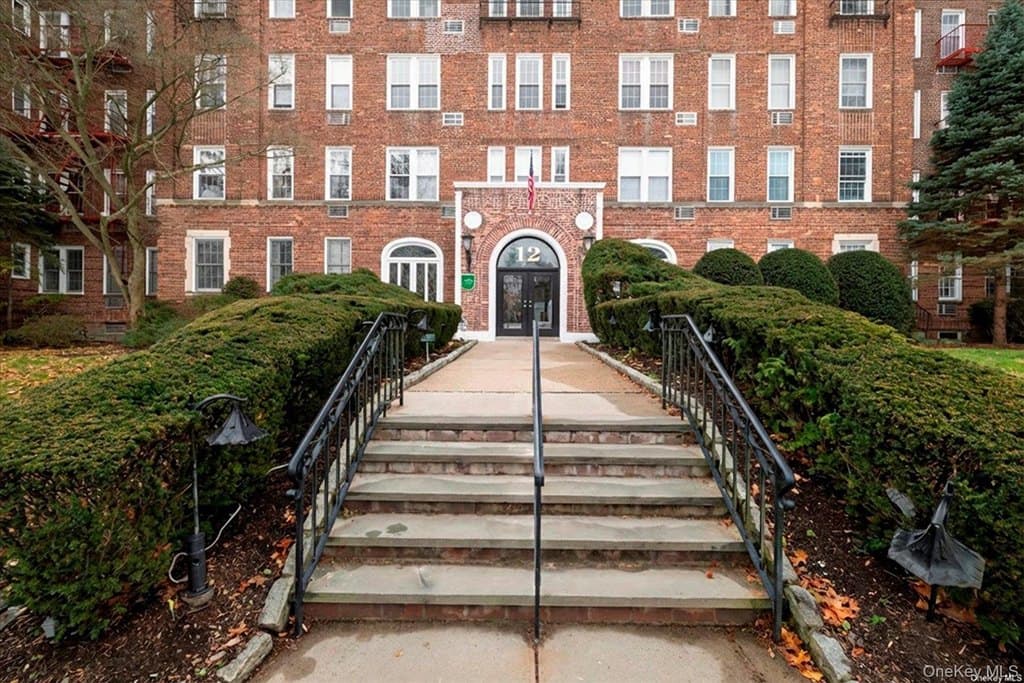 12 Hamilton Pl Apt B6, Garden City