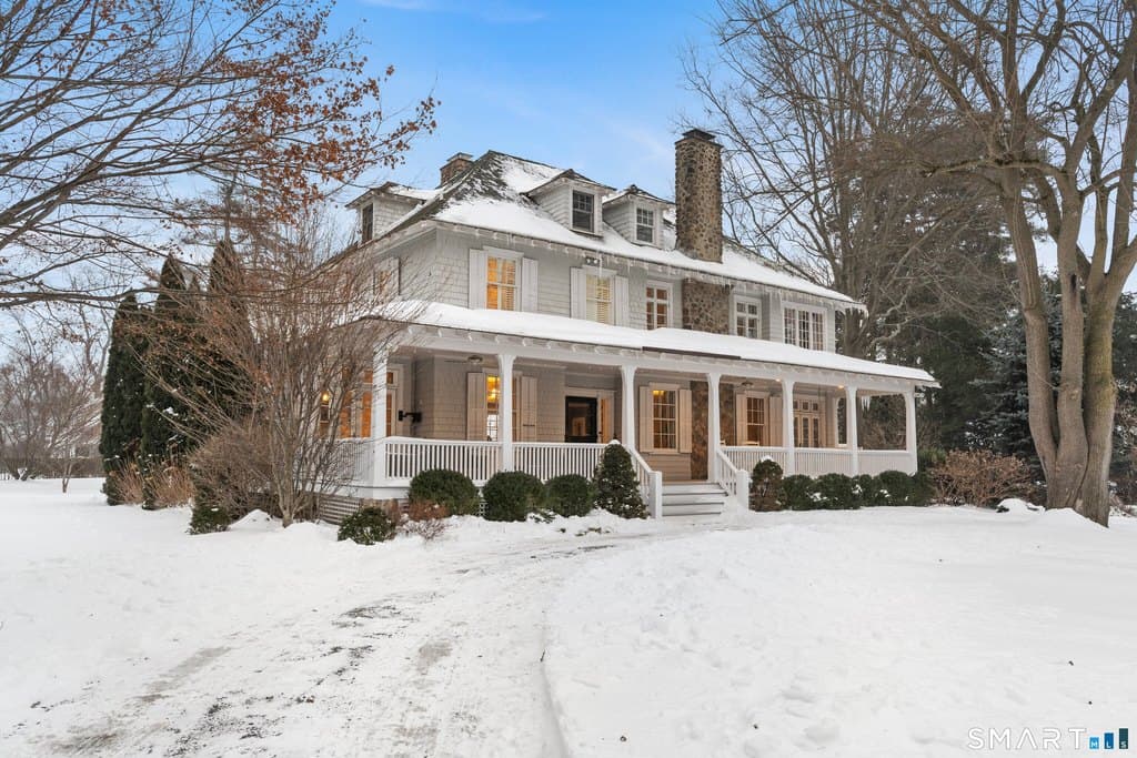 242 Ocean Dr W, Stamford