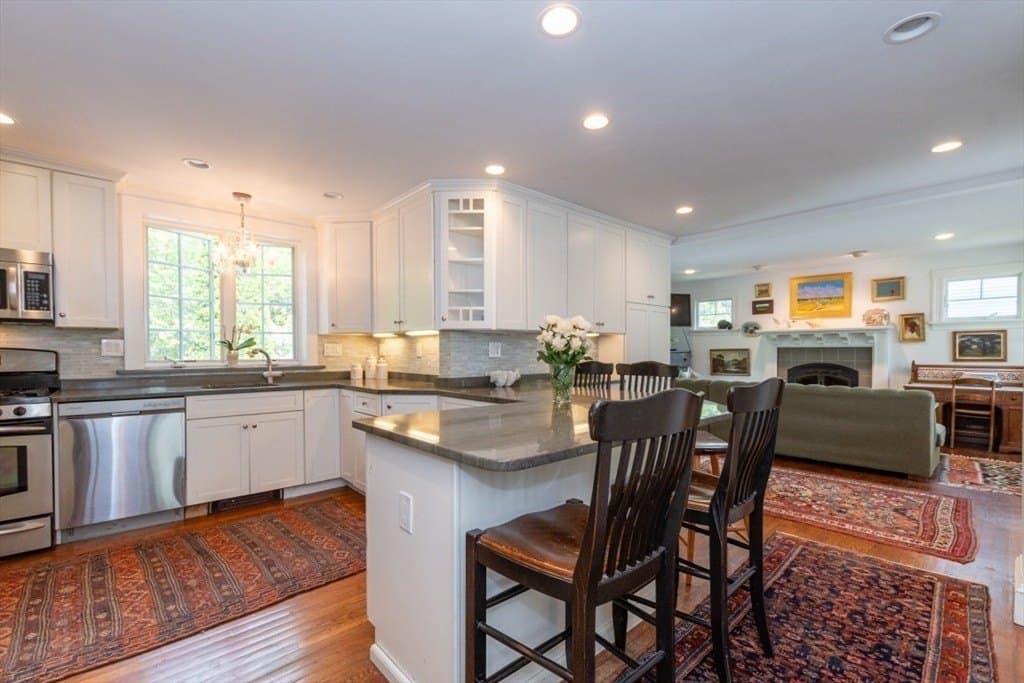 6 Willow St, Wellesley