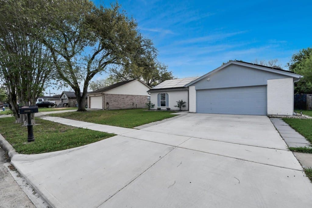 10203 Hollow Canyon Dr, Sugar Land