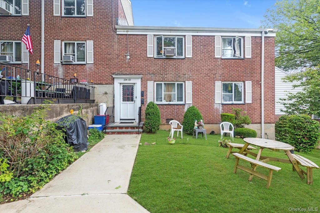 22402 Stronghurst Ave Unit 208