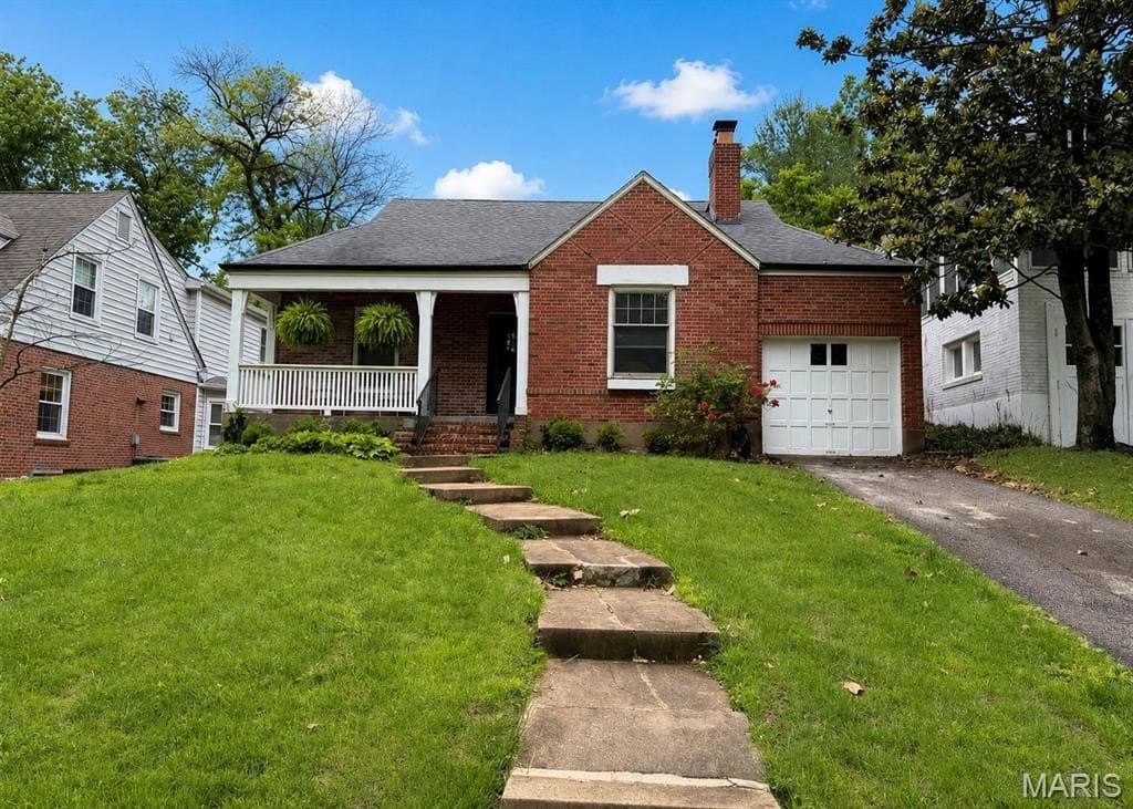10 Burroughs Ln, Ladue
