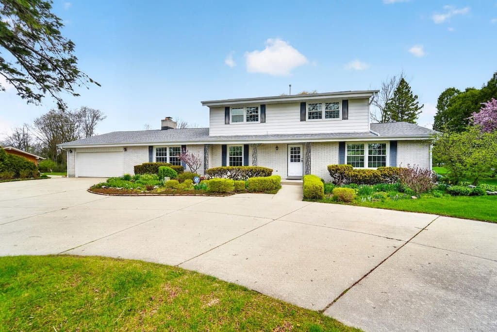 1634 W River Oaks Ln, Mequon