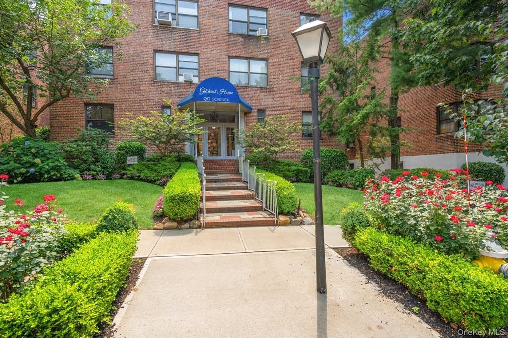 90 Schenck Ave Apt 2L, Great Neck