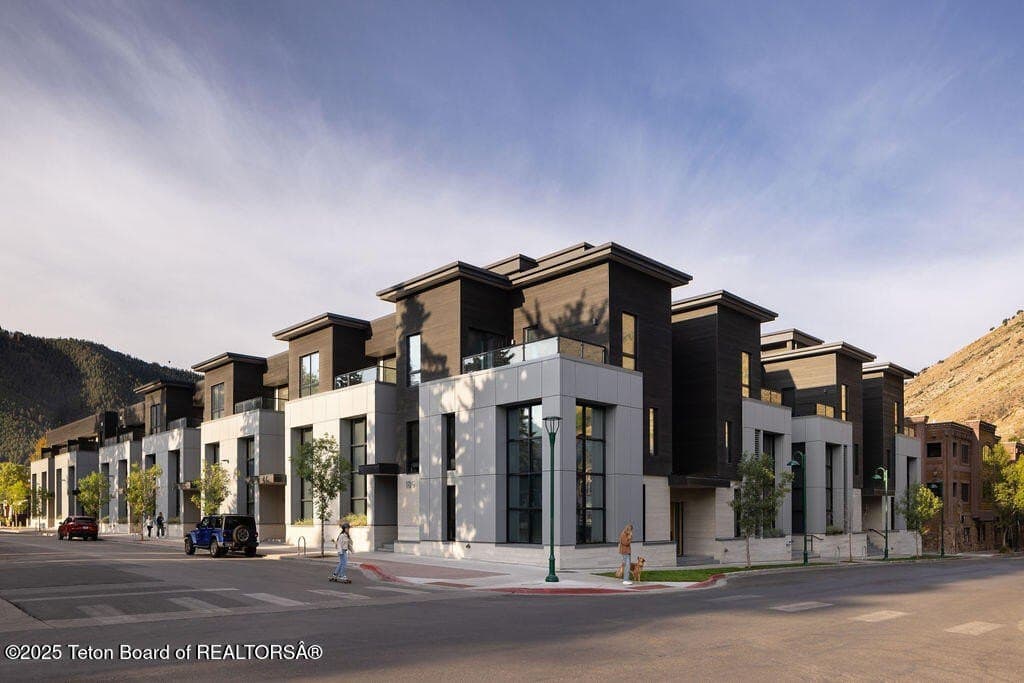 165 N Glenwood St Unit 31, Jackson