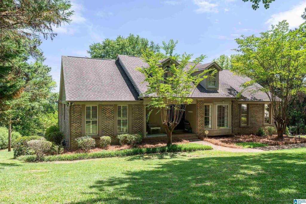 2913 N Woodridge Rd, Mountain Brook