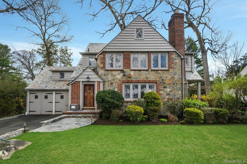 12 Barclay Rd, Scarsdale