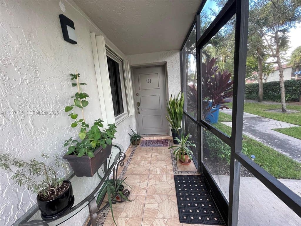16240 Laurel Dr Unit 101, Weston