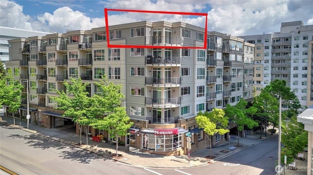 300 110th Ave NE Apt 605, Bellevue