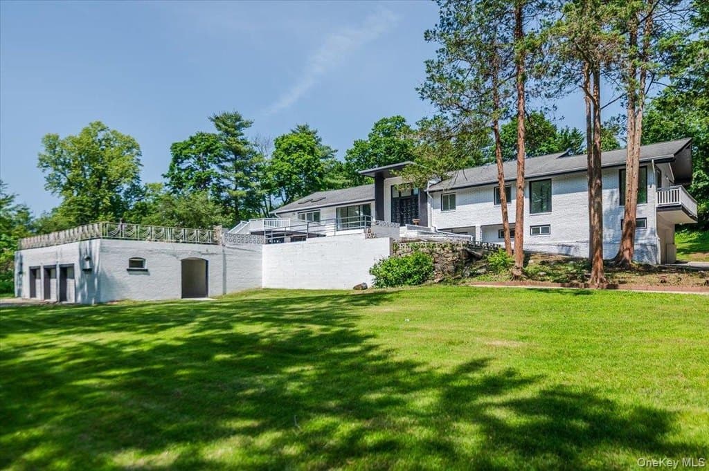 452 E Shore Rd, Great Neck