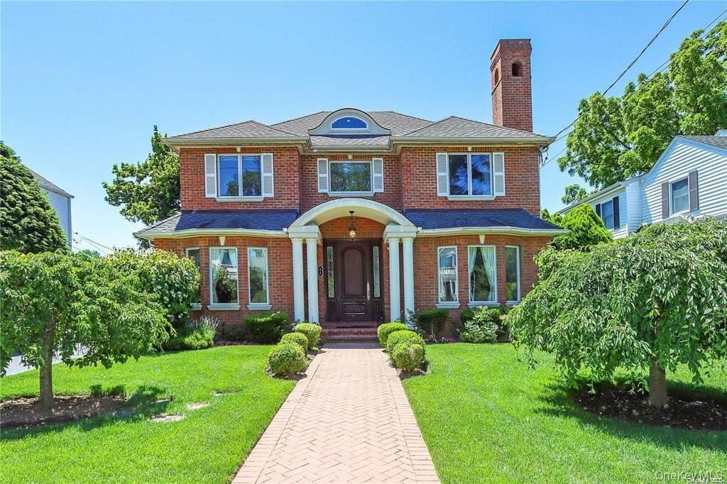 24 Steamboat Rd, Great Neck