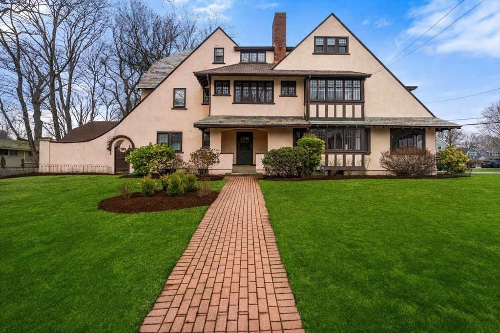 12 Leighton Rd, Wellesley