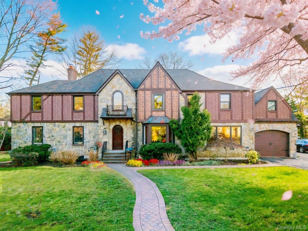 18 Robin Way, Great Neck