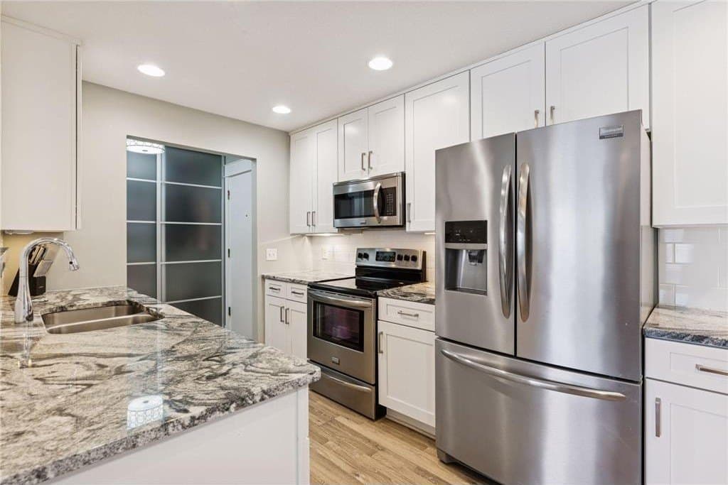 205 Barry Ave S Apt 221, Wayzata