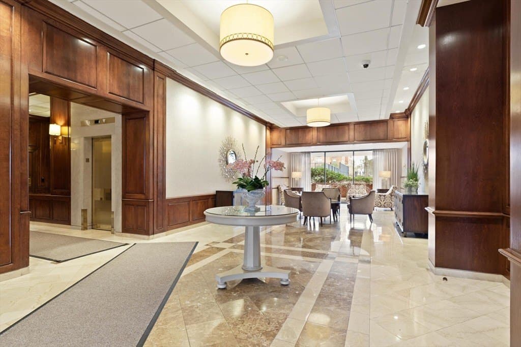 9 Hawthorne Pl Apt 2J