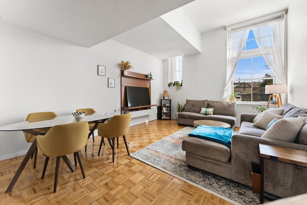 51 Pettee St Apt 31, Newton