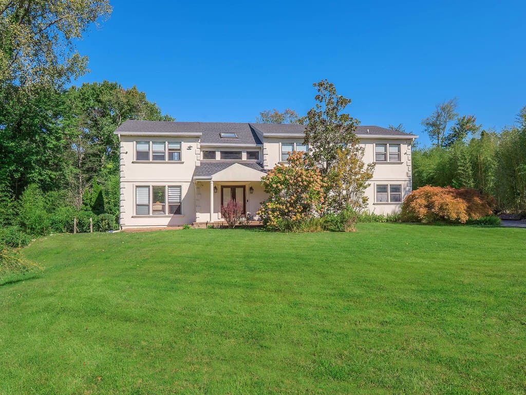 32 Carriage Rd, Great Neck