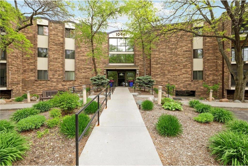 10441 Greenbrier Rd Apt 311, Minnetonka