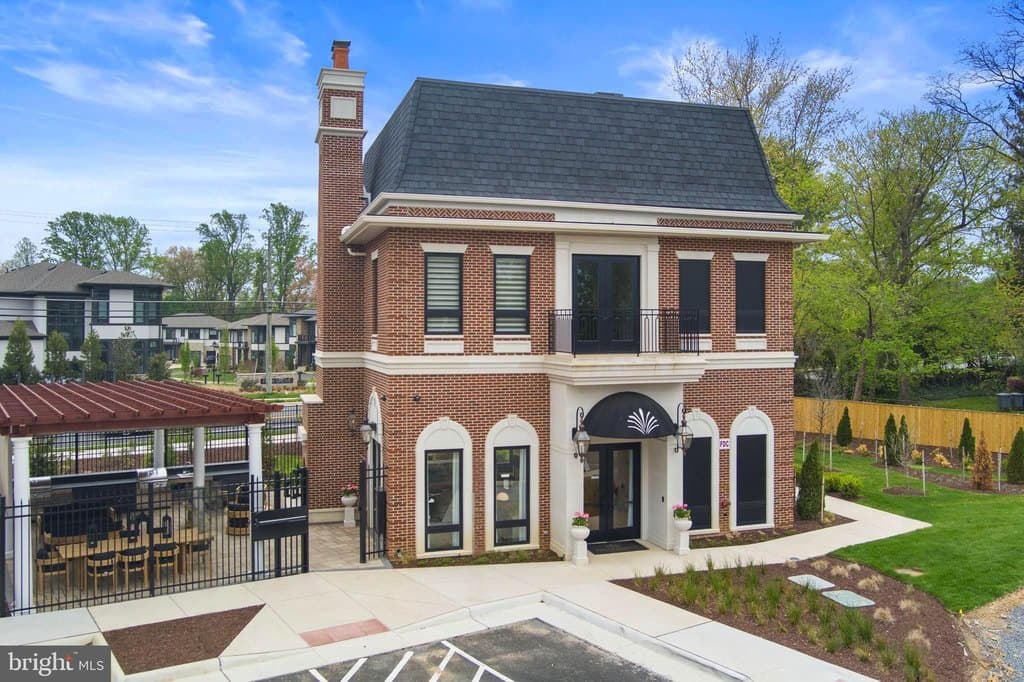 7054 Liberty Ln, McLean