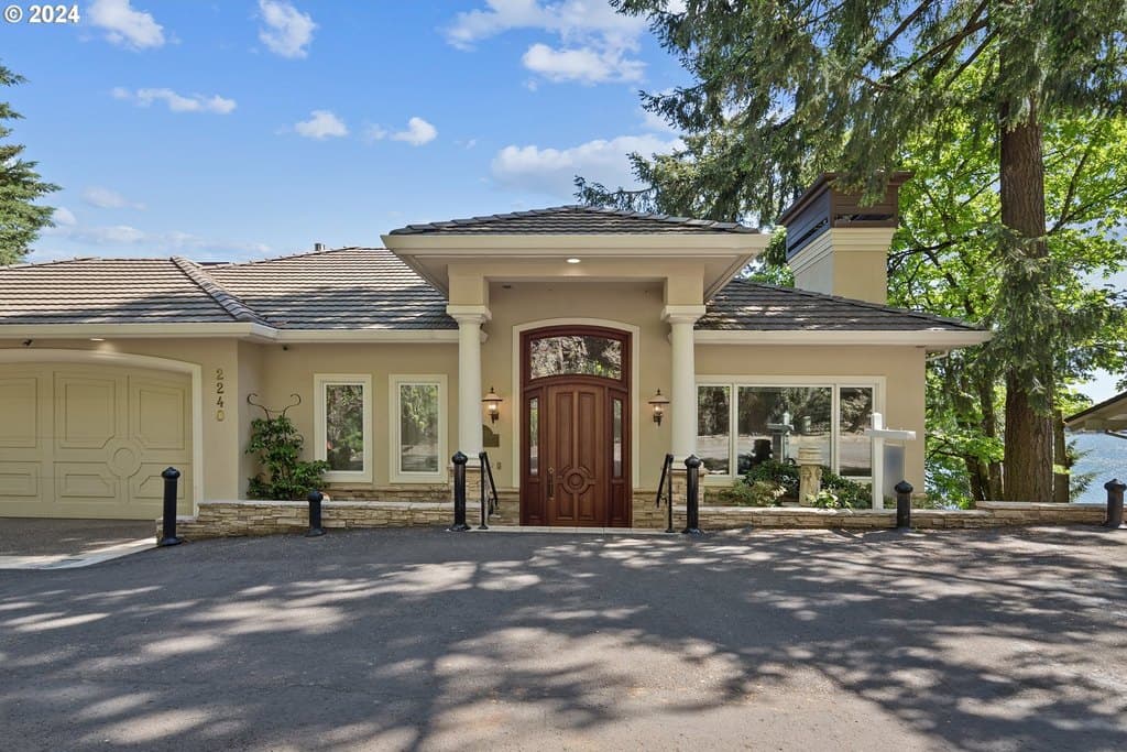 2240 Summit Ct, Lake Oswego