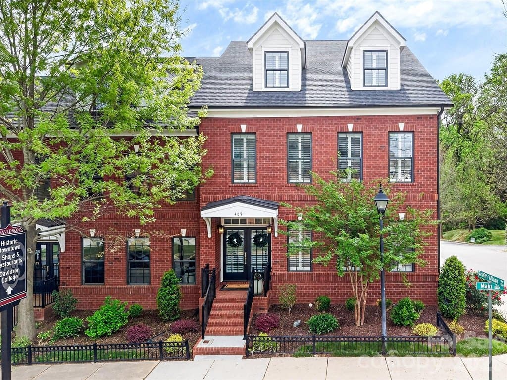 489 S Main St, Davidson