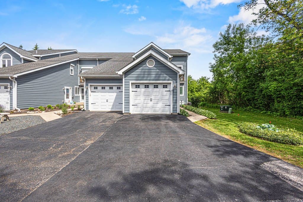 355 Havenwood Dr Apt 8, Lake Geneva