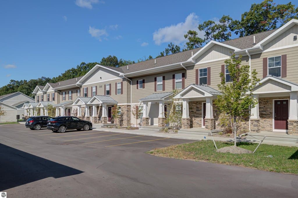 1548 Simsbury St Apt 8, Traverse City