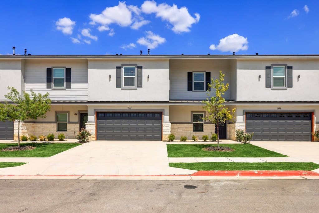 2105 Tiger Trl Unit 302, Round Rock