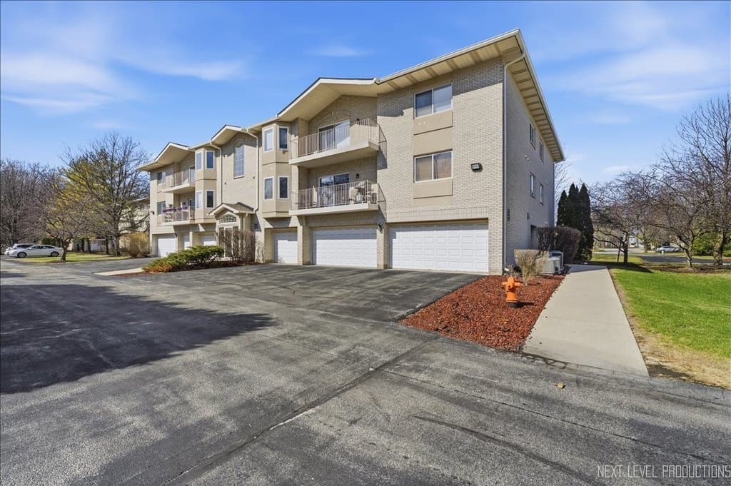 927 Elderberry Cir Unit 103, Naperville