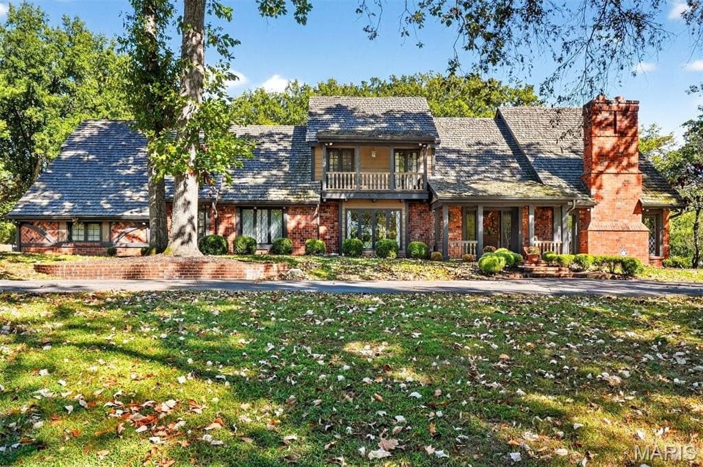 73 Overhills Dr, Ladue