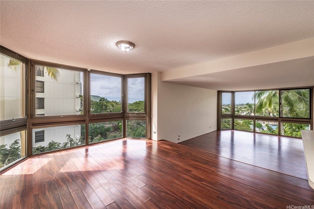 501 Hahaione St Apt 6L, Honolulu