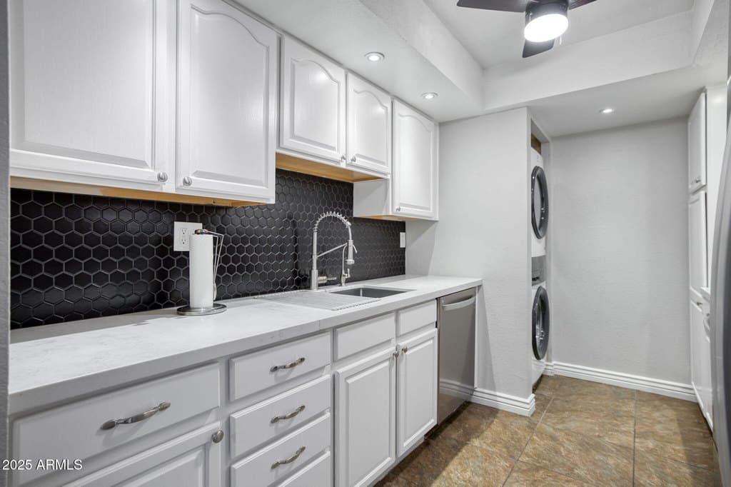 10444 N 69th St Apt 201, Paradise Valley