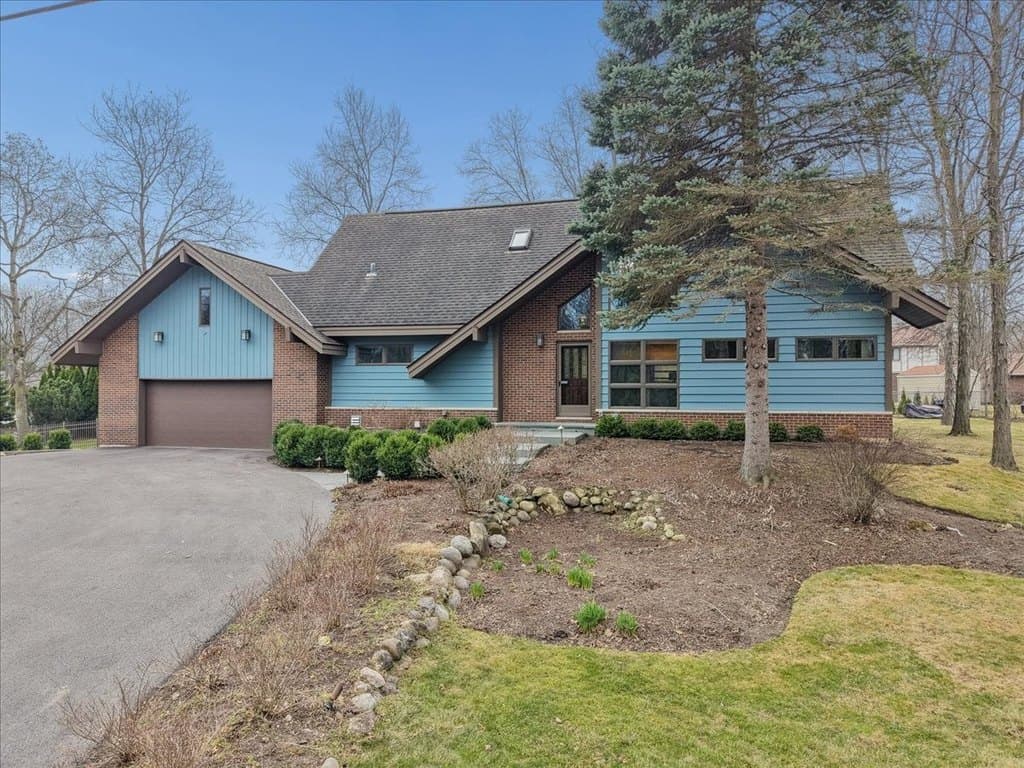 131 W Everett Rd, Lake Forest